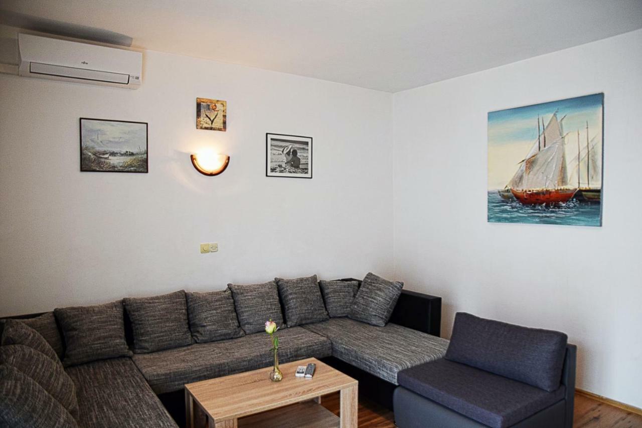 Apartments Margareta & Ena Малинска Экстерьер фото